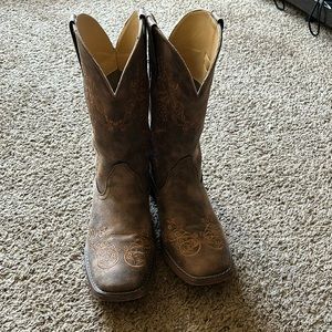 Roper size 10M in women’s. Only wore a few times.